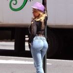 apple ass girl in jeans and with hat